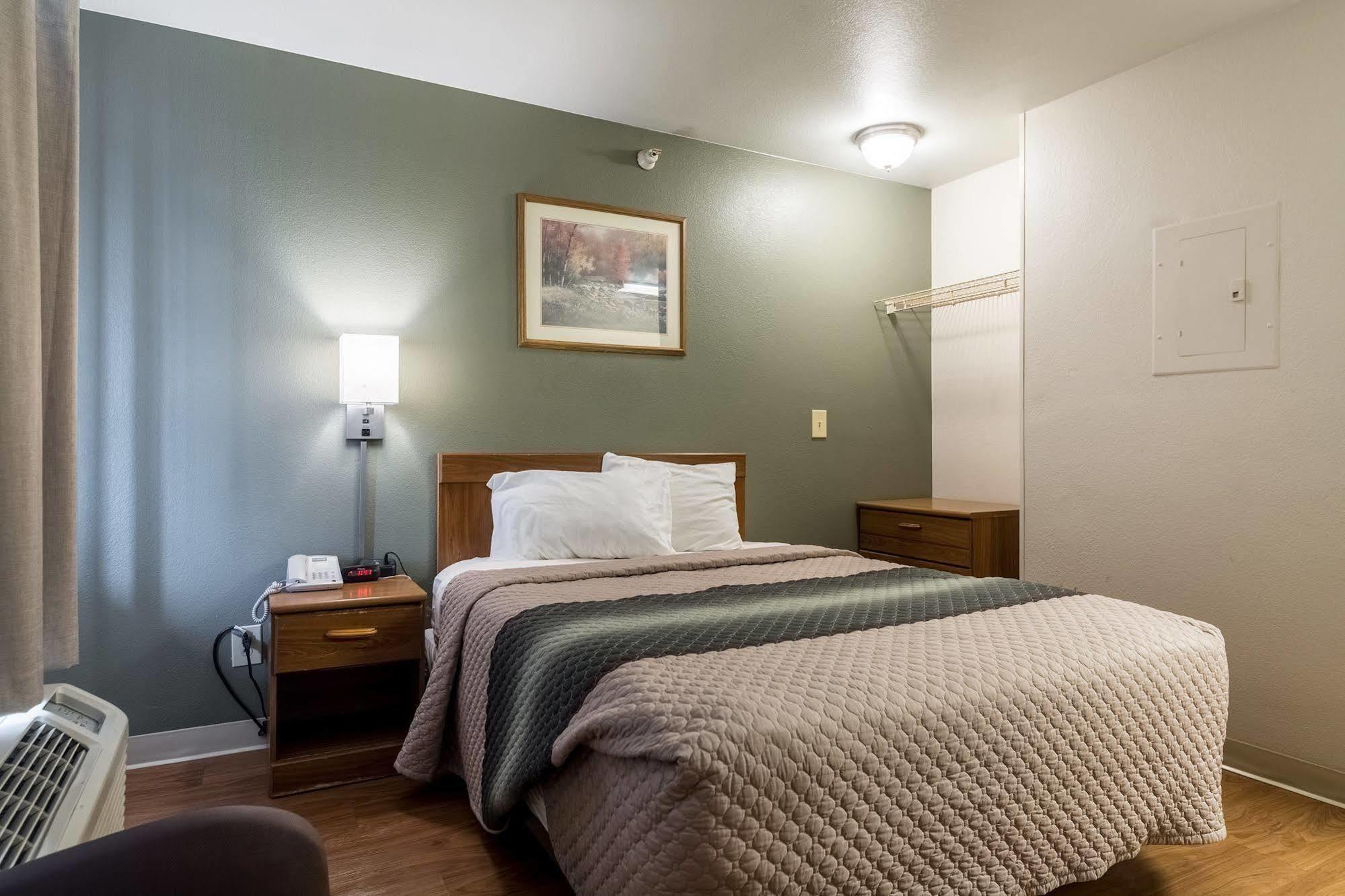 Hometowne Studios By Red Roof Denver - Glendale/ Cherry Creek Экстерьер фото