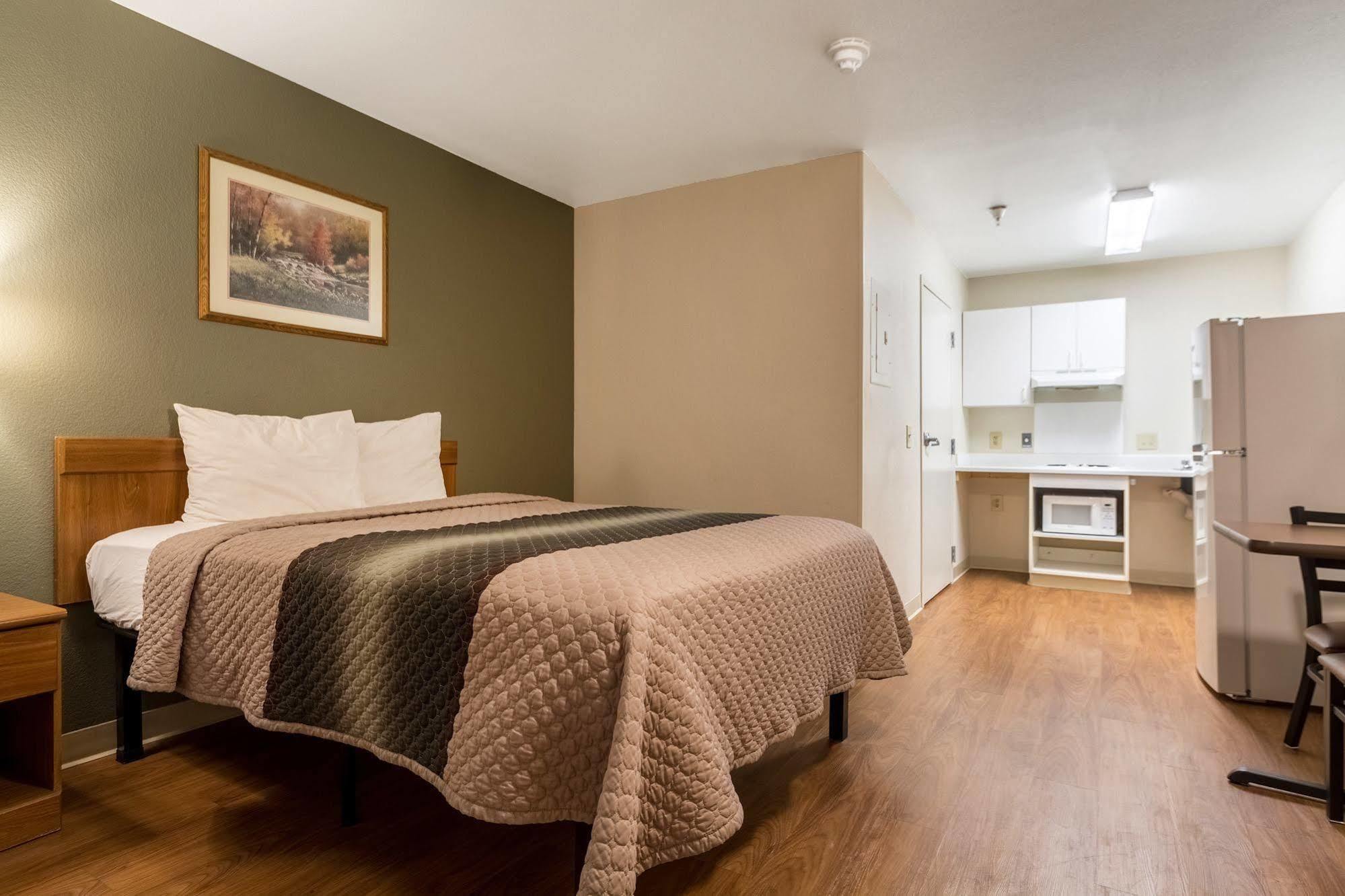 Hometowne Studios By Red Roof Denver - Glendale/ Cherry Creek Экстерьер фото