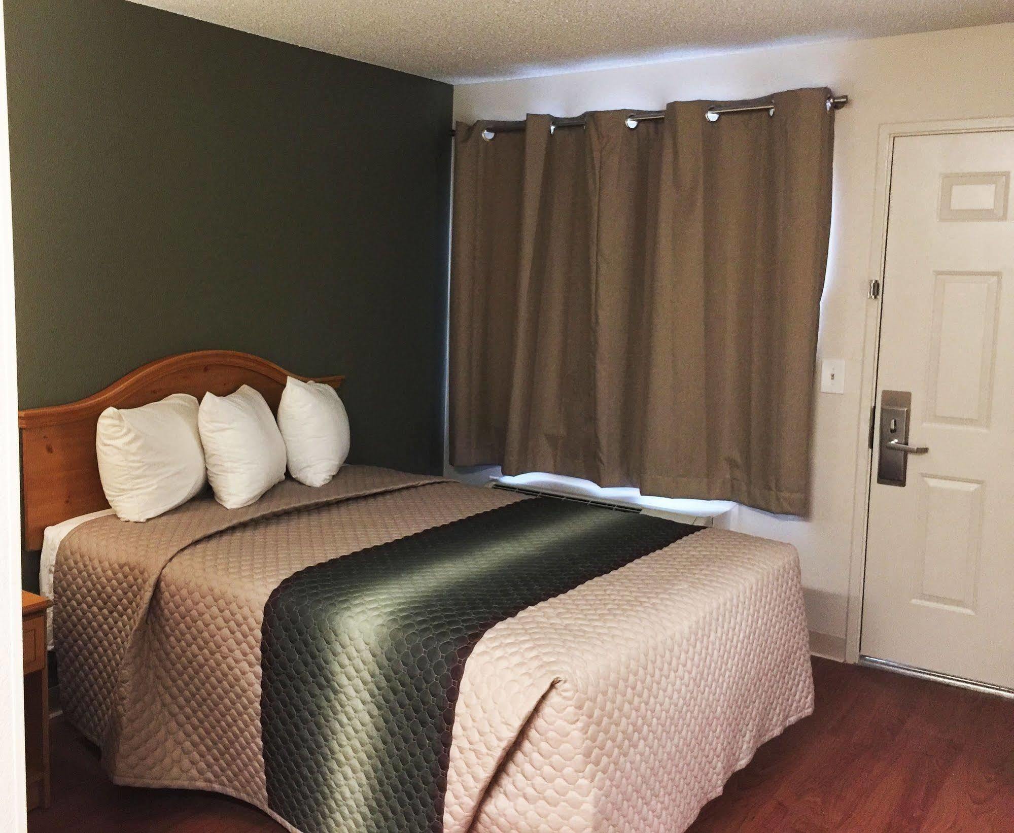 Hometowne Studios By Red Roof Denver - Glendale/ Cherry Creek Экстерьер фото